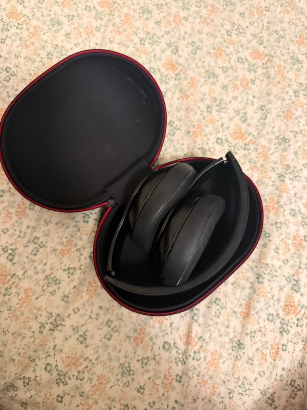 Studio3 Wireless Over-Ear Headphones — Matte Black - Picture 3 of 7